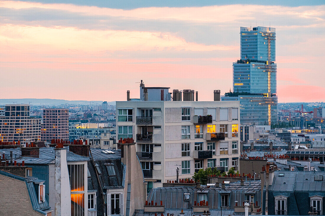 Frankreich, Paris, Gesamtansicht von Paris und dem Pariser Hof von einem Dach des 18. Arrondissements