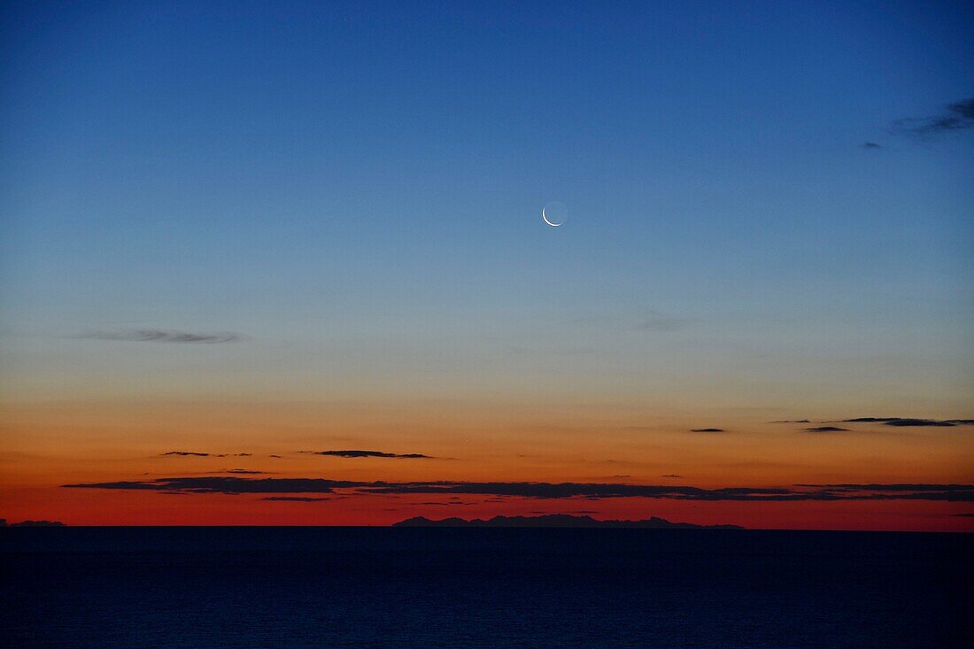 Frankreich, Var, Sonnenaufgang, Mond, Korsika in der Ferne vom Esterel-Massiv