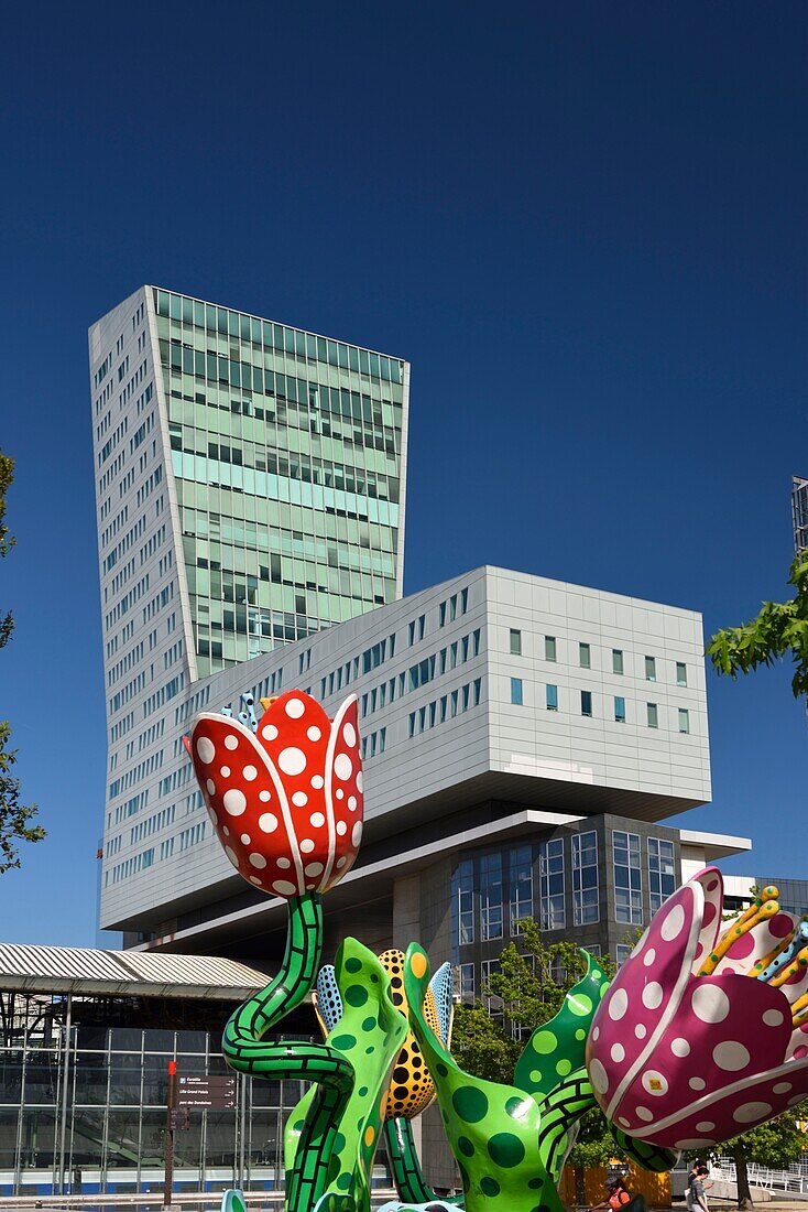 Frankreich, Nord, Lille, Esplanade Place François Mitterrand mit dem Geschäftsviertel Euralille, zu dem der Eurostar-Bahnhof und der TGV-Bahnhof Lille Europe gehören, der Turm von Lille und das Werk Les Tulipes de Shangri-La, permanente Skulptur von Yayoi Kusama