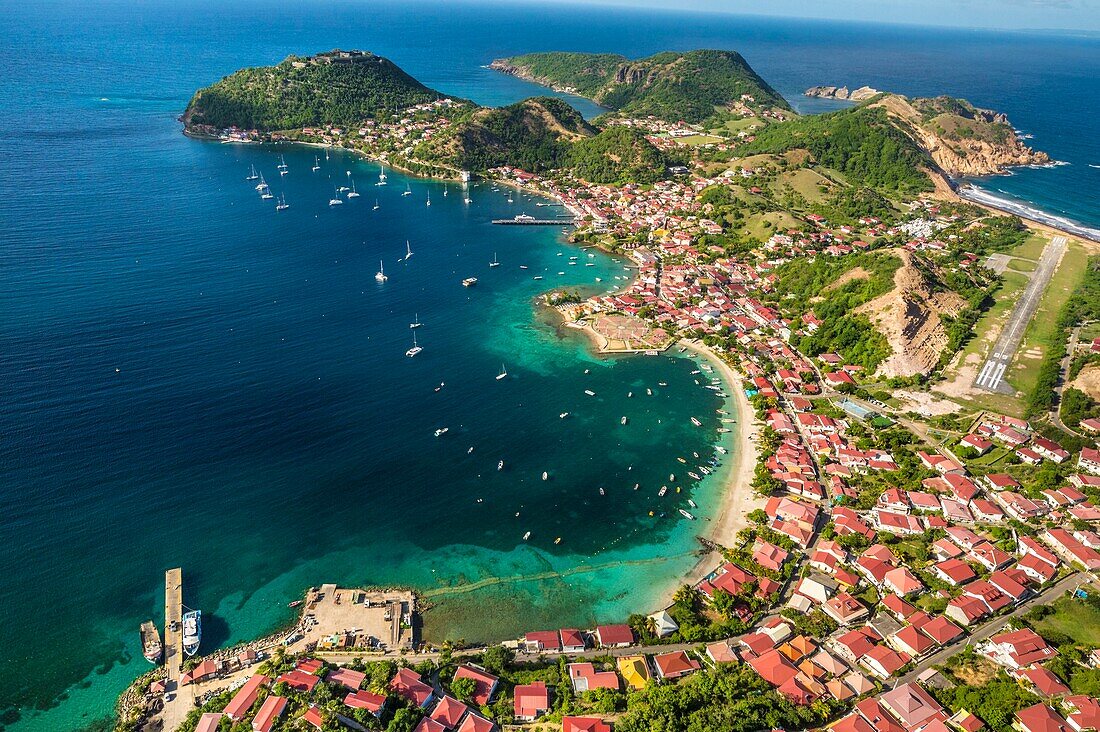 Guadeloupe, Les Saintes, Terre de Haut, die Bucht der Stadt Terre de Haut, die von der UNESCO zu den 10 schönsten Buchten der Welt gezählt wird (Luftaufnahme)