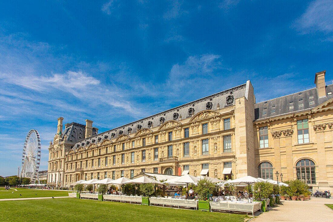 Frankreich, Paris, Tuileriengarten, das Museum der dekorativen Künste im Marsan-Pavillon des Louvre-Palastes, das Restaurant Loulou und das Riesenrad