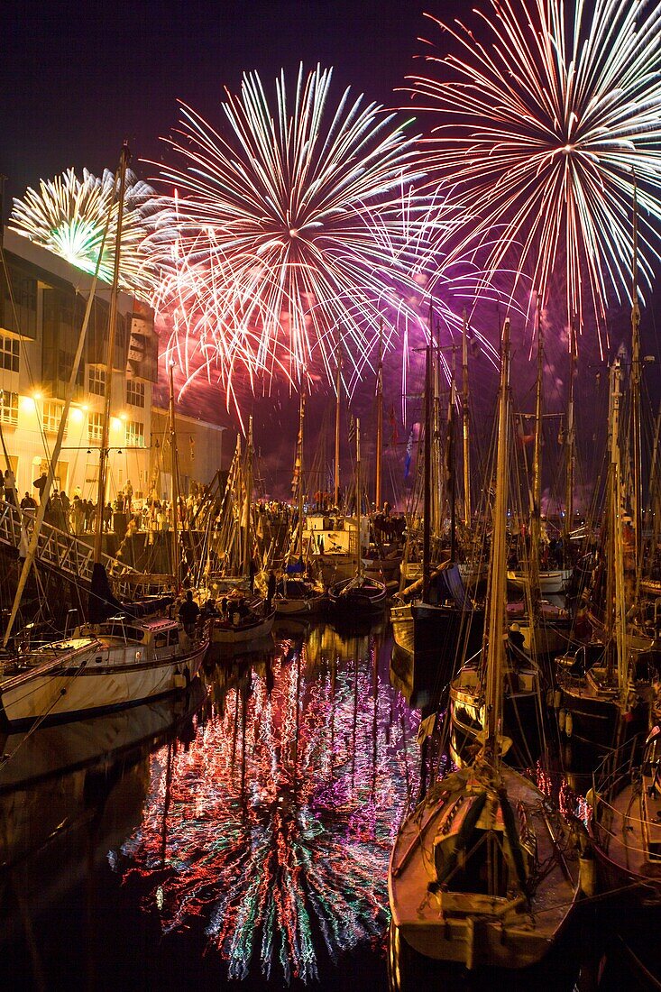 Frankreich, Finistere, Brest, ATMOSPHÄRE 14. Juli Feuerwerk Internationales Maritimes Festival Brest 2016