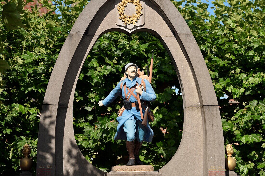 Frankreich, Nord, Orchies, Denkmal für die Toten des Ersten Weltkriegs (14-18), Veteranenplatz, Statue eines Soldaten in blauer Uniform