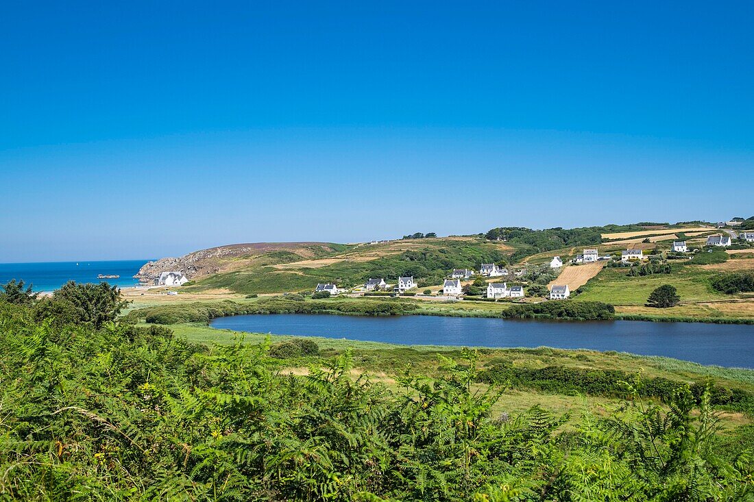 Frankreich, Finistere, Cleden-Cap-Sizun, Laoual-Teich und Baie des Trépassés