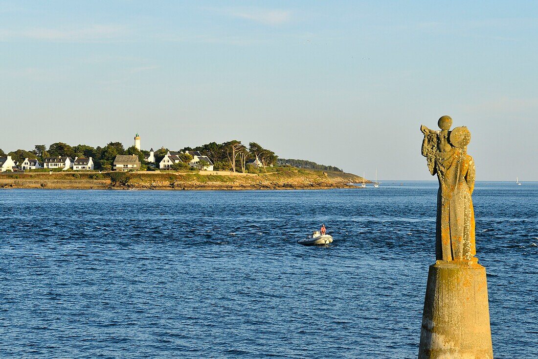 Frankreich, Morbihan, Locmariaquer, Pointe de Kerpenhir, Halbinsel, die den westlichen Eingang des Golfs von Morbihan markiert, Statue Notre Dame de Kerdro (1946), eine monumentale Skulptur von Jules Charles Le Bozec, am anderen Ufer Port Navalo