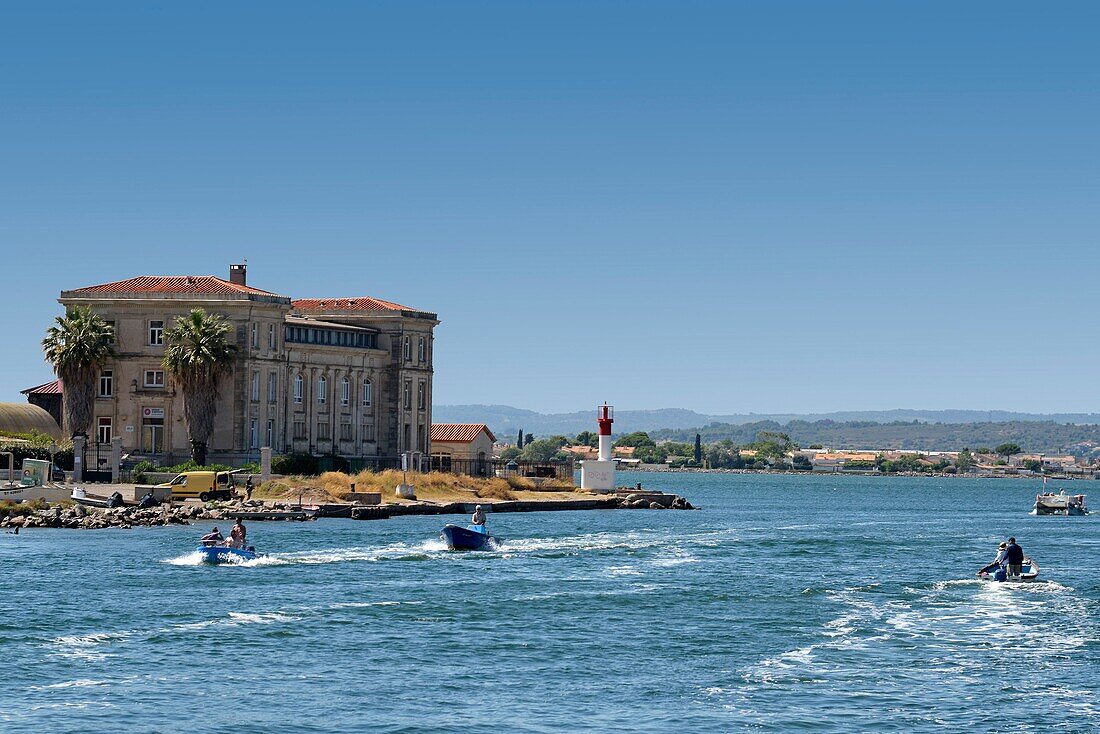 Frankreich, Herault, Sete, Pointe Courte, Motorboote auf dem Kanal, der zur Lagune von Thau führt