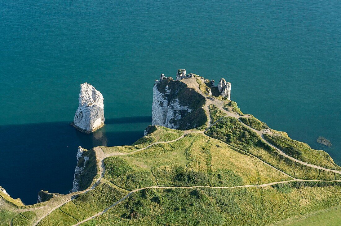 Frankreich, Seine Maritime, Etretat, Cote d'Abatre, die Porte d'Aval und die Aiguille (Luftaufnahme)