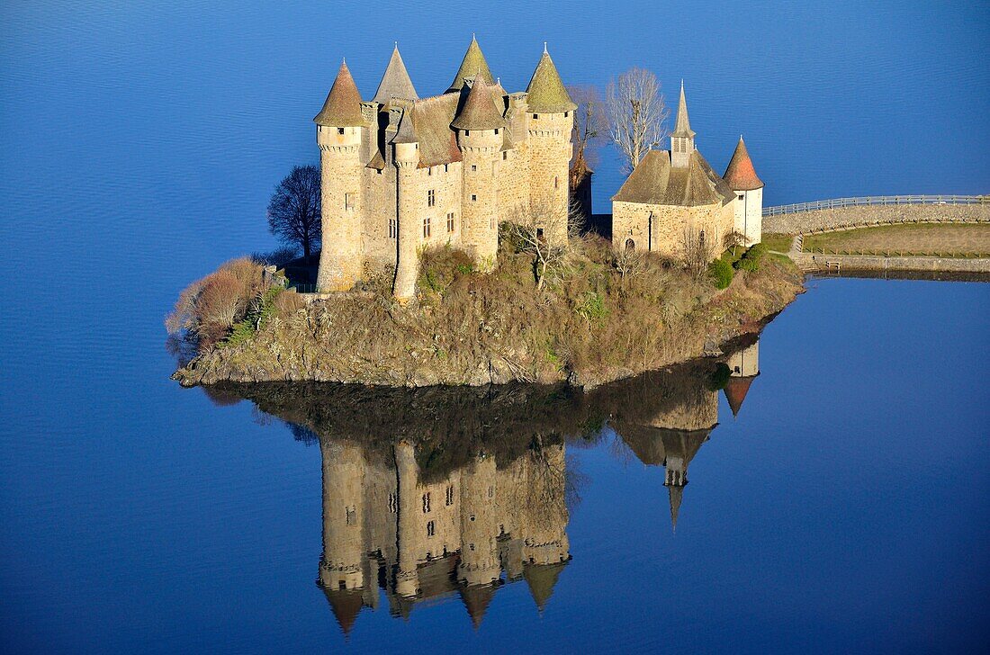 Frankreich, Cantal, Parc Naturel Regional des Volcans d'Auvergne (Regionaler Naturpark der Volcans d'Auvergne), Chateau de Val, Schloss im Besitz der Stadt Bort les Orgues in Correze am Rande des von der Dordogne gespeisten Stausees von Bort les Orgues