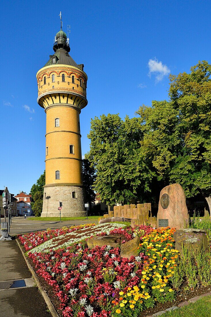 Frankreich, Bas Rhin, Selestat, Place du General de Gaulle, Wasserturm und Stele zur Erinnerung an General de Gaulle