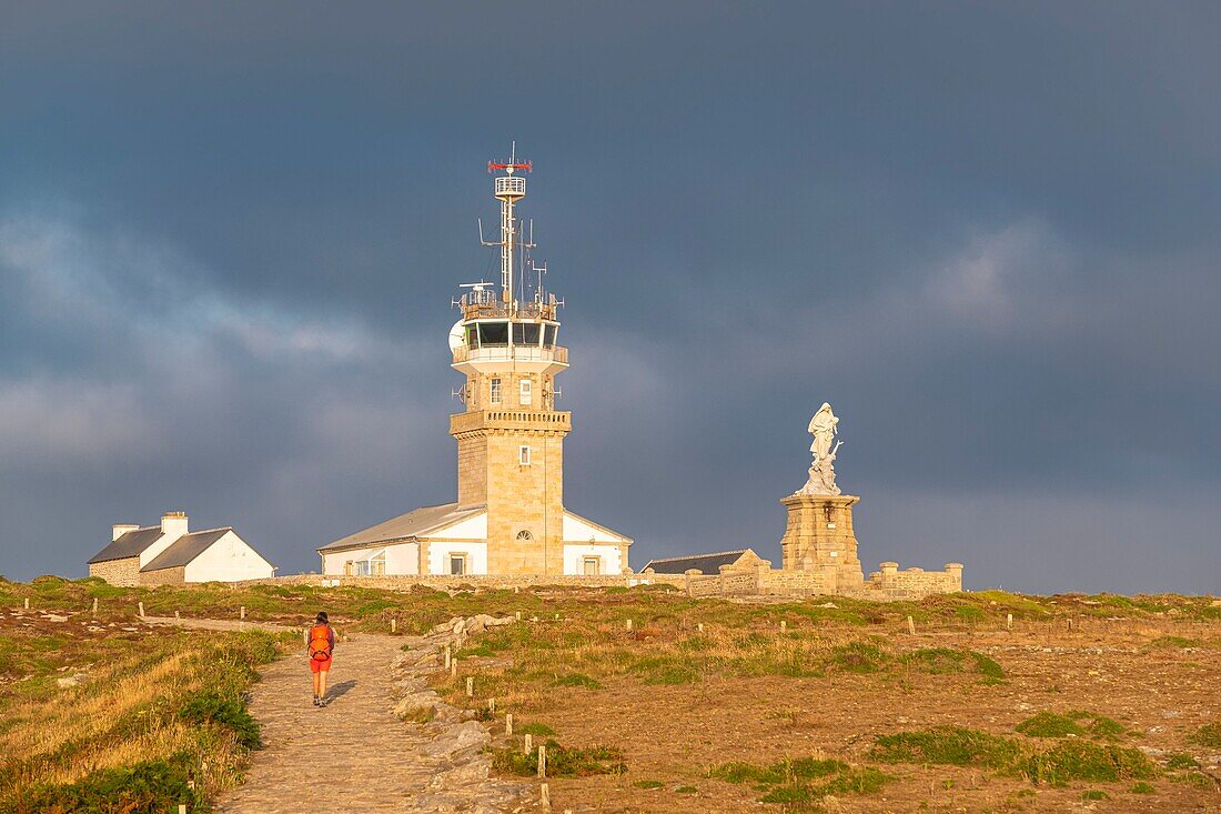 Frankreich, Finistere, Plogoff, Pointe du Raz auf dem Wanderweg GR 34 oder Zollweg, das Semaphor und die Marmorskulptur von Notre-Dame des Naufragés