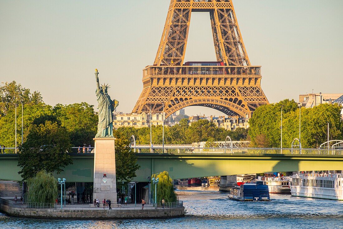Frankreich, Paris, die Ufer der Seine, die Schwaneninsel mit der Freiheitsstatue und dem Eiffelturm