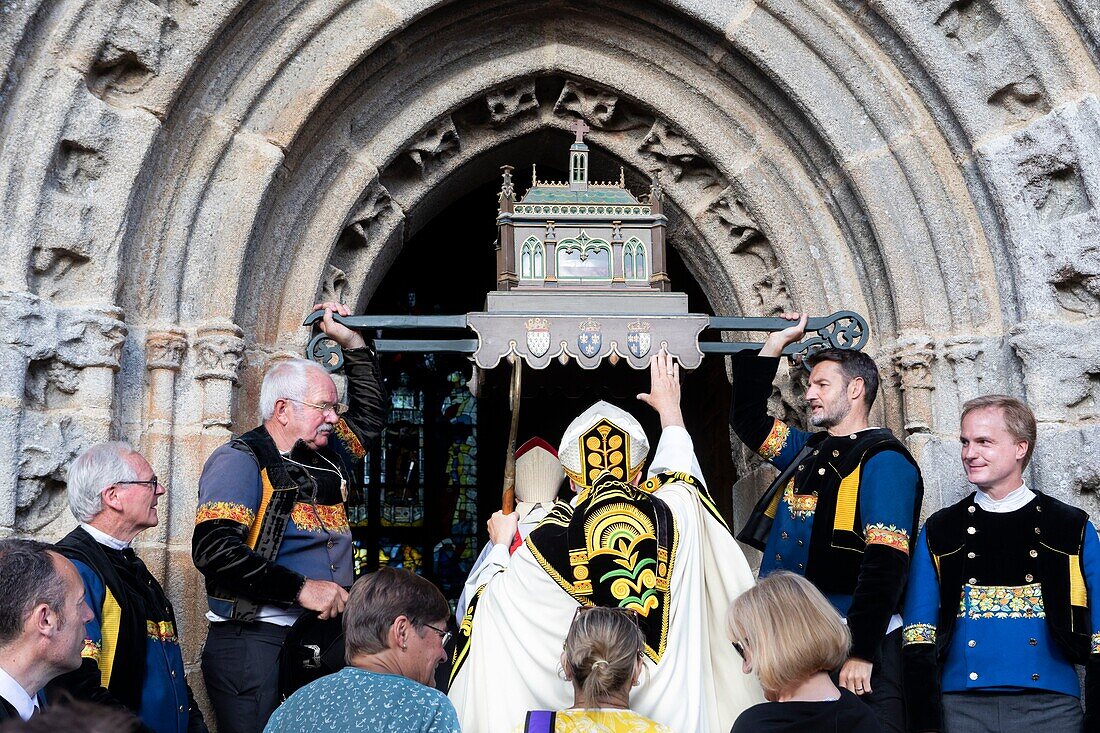 Frankreich, Finistere, Locronan, Huge Tromenie in Locronan, eines der schönsten französischen Dörfer