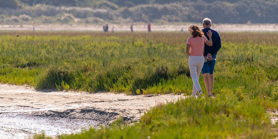 Frankreich, Somme, Somme-Bucht, Naturschutzgebiet der Somme-Bucht, Le Crotoy, Strände von Maye, Spaziergängerpärchen in der Somme-Bucht