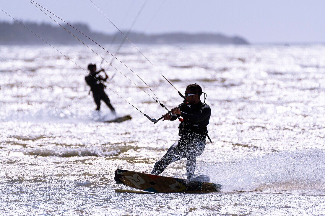 "Frankreich, Somme, Bucht der Somme, Le Crotoy, der Strand von Crotoy ist ein beliebtes Ziel für Kite- und Windsurfer; nach einem Sturm, wenn die Sonne mit einem kräftigen Wind zurückkehrt, sind die Sportler zahlreich und ihre bunten Segel erhellen die Landschaft"