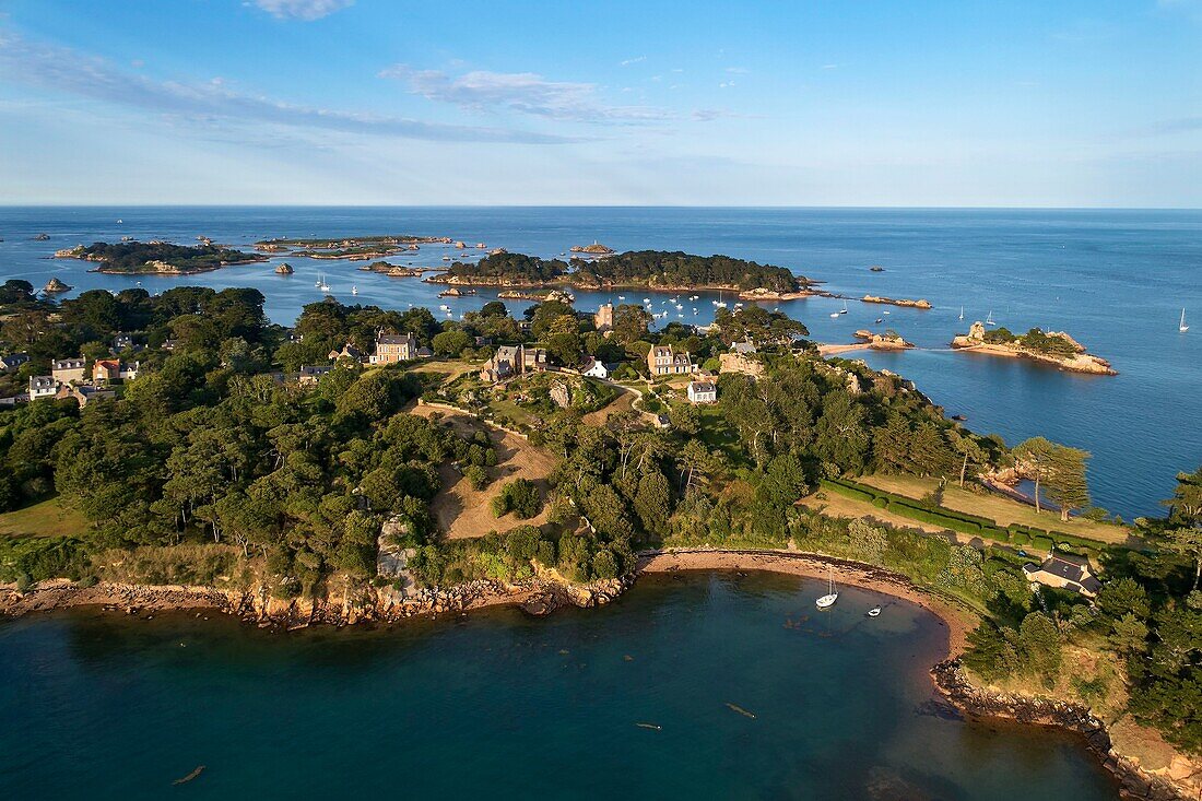 Frankreich, Cotes d'Armor, Ile de Brehat, die Küste in der Bucht von Port Clos (Luftaufnahme)