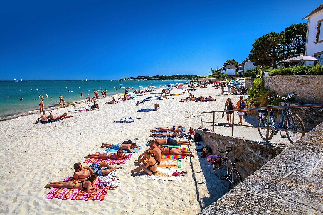 France, Morbihan, Quiberon peninsula, Saint Pierre Quiberon, young people diving from the pier on the Port of Orange\n