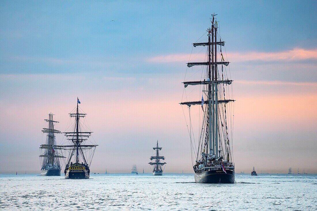 Frankreich, Calvados, Honfleur, Armada von Rouen 2019, Abfahrt der Schiffe in der Seinebucht