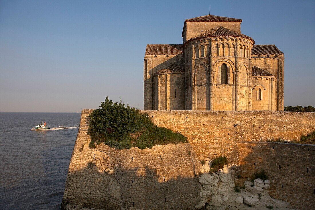 "Frankreich, Charente Maritime, Mündung der Gironde, Talmont sur Gironde, ""Les Plus Beaux Villages de France"" (Die schönsten Dörfer Frankreichs), die romanische Kirche Sainte Radegonde in Saintonge (12. Jahrhundert) und die Stadtmauern"