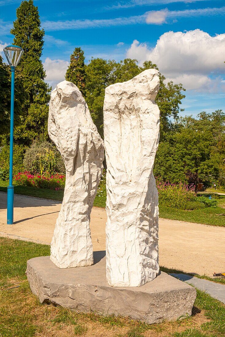 Frankreich, Paris, Parc de la Butte au Chapeau Rouge, Stele für die Toten des Algerienkrieges