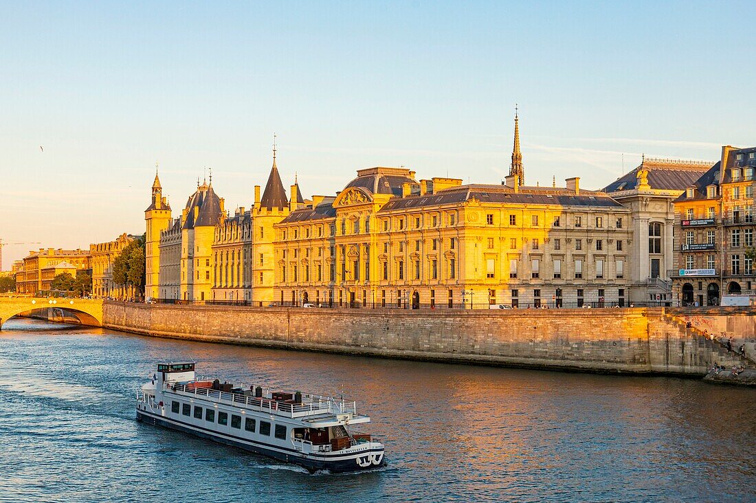 Frankreich, Paris, von der UNESCO zum Weltkulturerbe erklärtes Gebiet, die Conciergerie und ein Flugboot