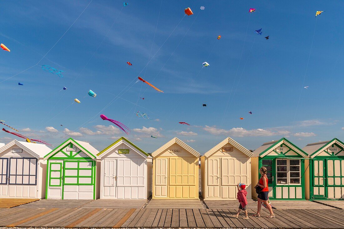 Frankreich, Somme, Bucht der Somme, Cayeux-sur-mer, Das einmal im Jahr stattfindende Drachenfest auf dem Kieseldeich und der mit Strandhütten gesäumte Bretterweg