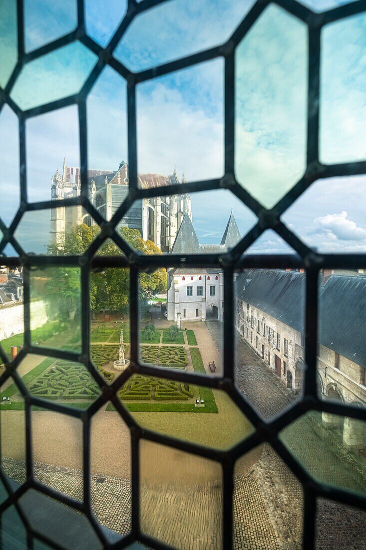 "France, Oise, Beauvais, MUDO &#x2013; Musée de l'Oise, Museum of the Oise Department in the former 12th century bishop's palace, view of the inner courtyard and St. Peter's Cathedral"\n