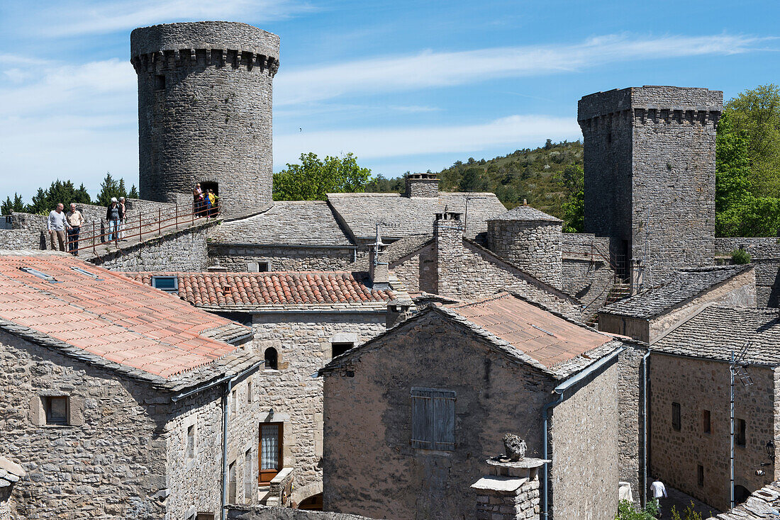 Frankreich, Aveyron, Regionaler Naturpark Grands Causses, La Couvertoirade, ausgezeichnet als die schönsten Dörfer Frankreichs, das mittelalterliche befestigte Dorf am Larzac, das Krankenhaus und die einzige Templerburg Frankreichs