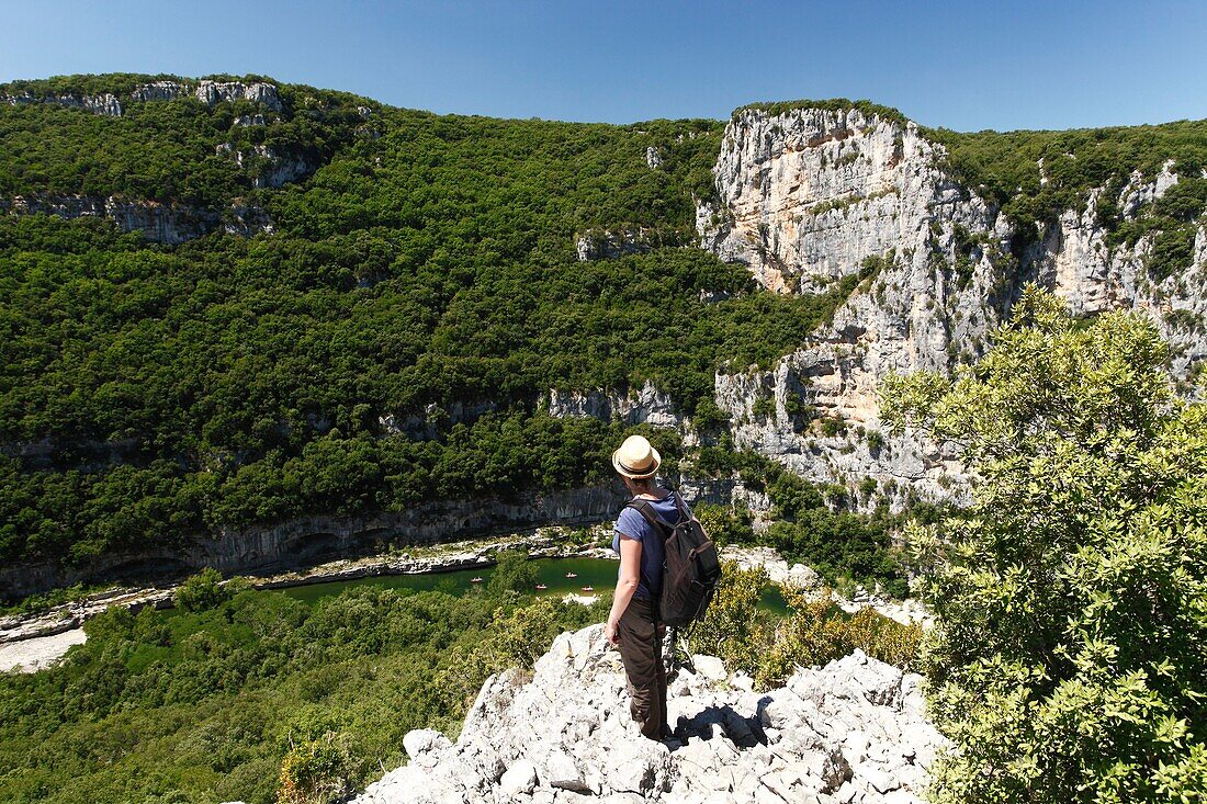 Frankreich, Ardeche, Nationales Naturschutzgebiet Ardeche-Schluchten, Saint-Remeze, Wanderin mit Blick auf die Ardeche-Schlucht in der Nähe des Chanet-Dolmen