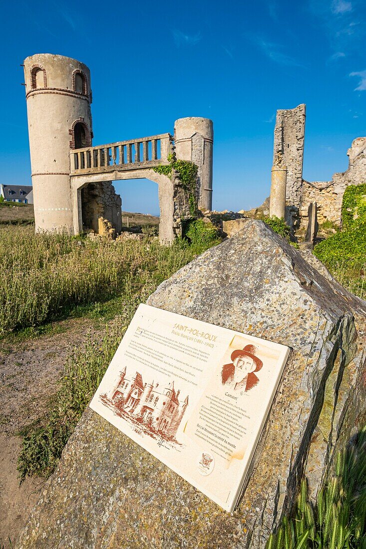 Frankreich, Finistere, Parc Naturel Régional des Armorica (Regionaler Naturpark Armorica), Halbinsel Crozon, Camaret-sur-Mer, Ruinen des Schlosses Saint-Pol-Roux