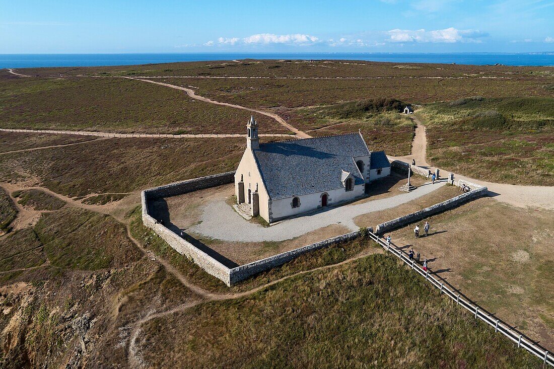 Frankreich, Finistere, Iroise Meer, Baie des Trépassés, Cleden-Cap-Sizun, Pointe du Van, Saint They Kapelle (Luftaufnahme)