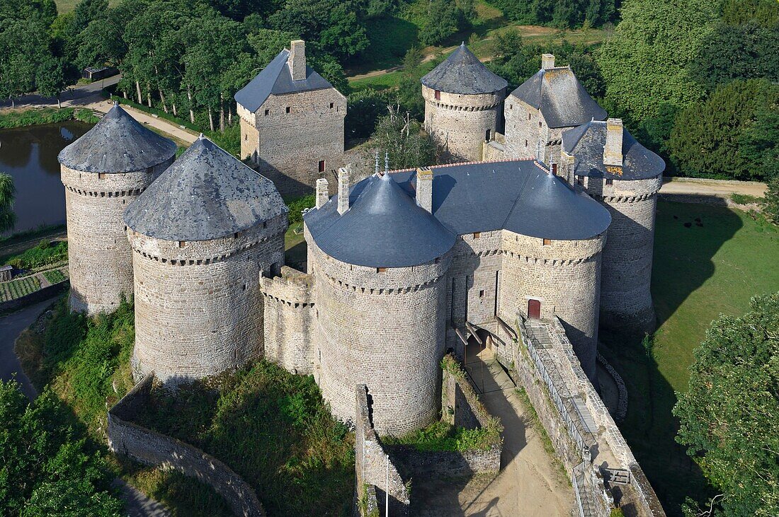 France, Mayenne, Lassay-les-Châteaux, the castle (aeriel view)\n