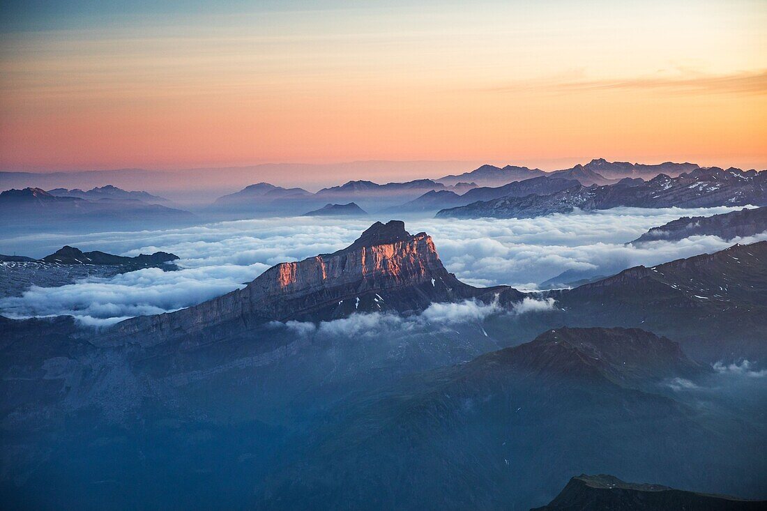 Frankreich, Haute Savoie, Chamonix Mont Blanc, Berg Aravis bei Sonnenaufgang