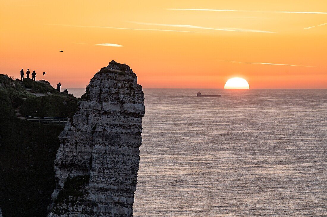 Frankreich, Seine Maritime, Etretat, Cote d'Abatre, Sonnenuntergang vom Golfplatz aus gesehen