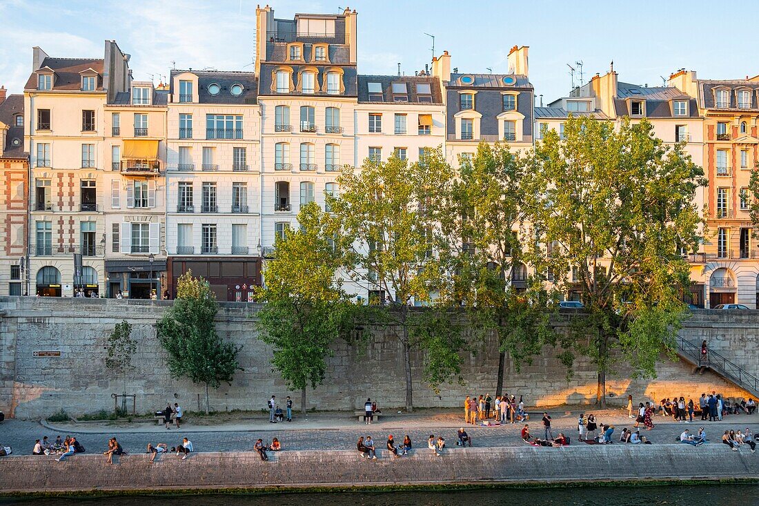 France, Paris, area listed as World Heritage by UNESCO along the Ile de la Cite, quai des Orfevres\n