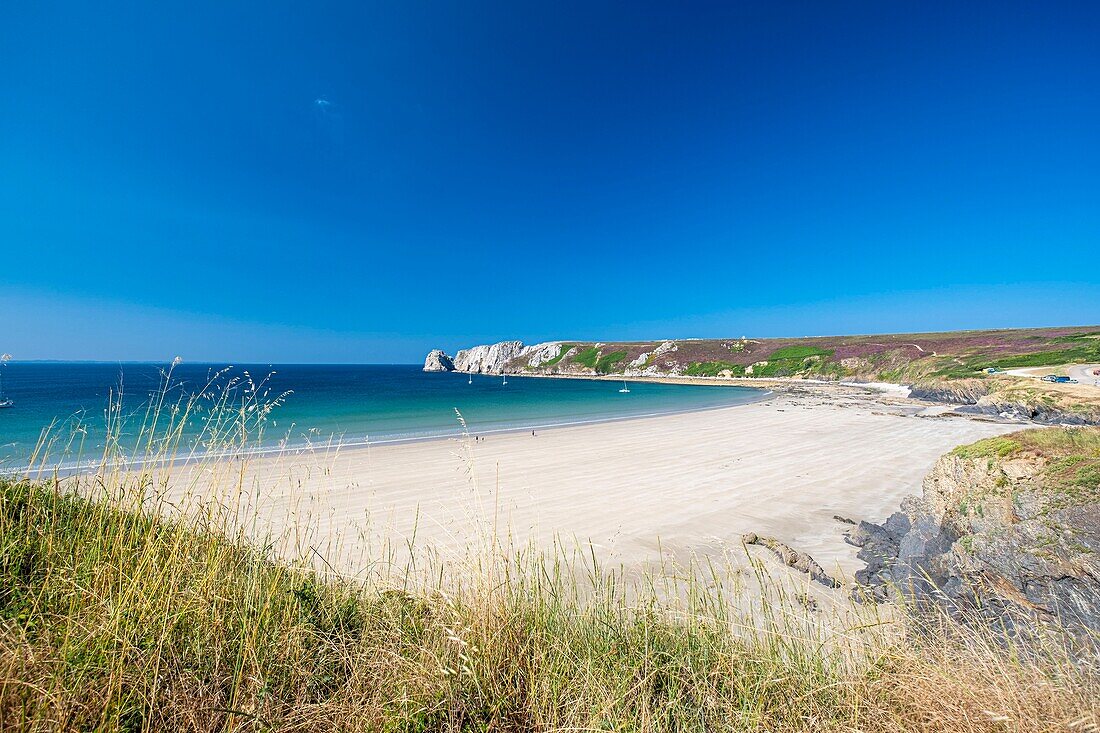 Frankreich, Finistere, Regionaler Naturpark Armorica, Halbinsel Crozon, Camaret-sur-Mer, Strand Veryac'h, im Hintergrund Pointe de Pen Hir