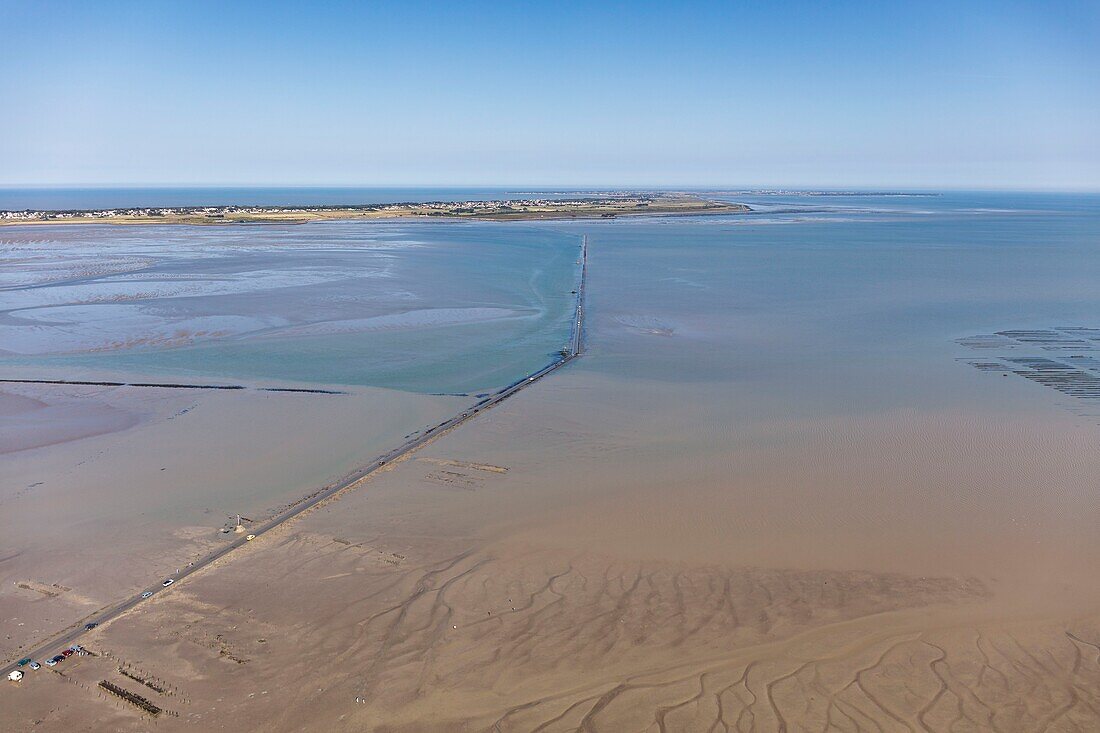 Frankreich, Vendee, Beauvoir sur Mer, le Gois und die Insel Noirmoutier (Luftaufnahme)