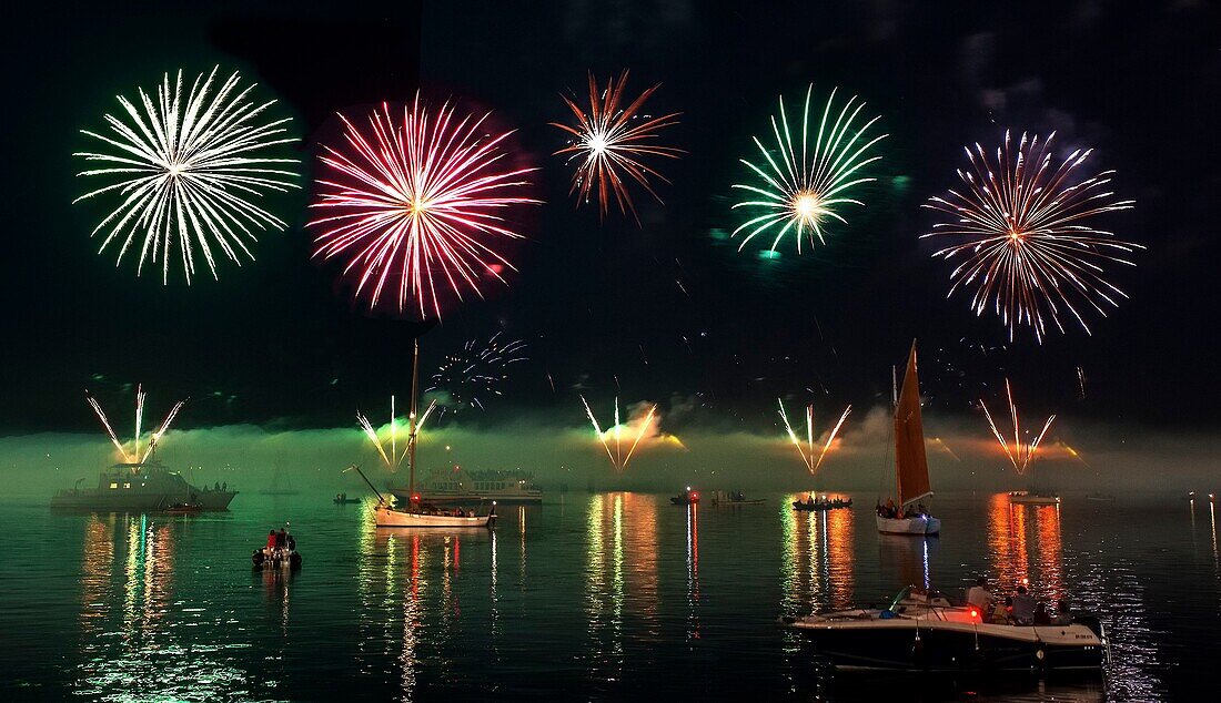 Frankreich, Finistere, Brest, ATMOSPHÄRE Abschlussfeuerwerk des Internationalen Maritimen Festivals von Brest am 18. Juli 2016