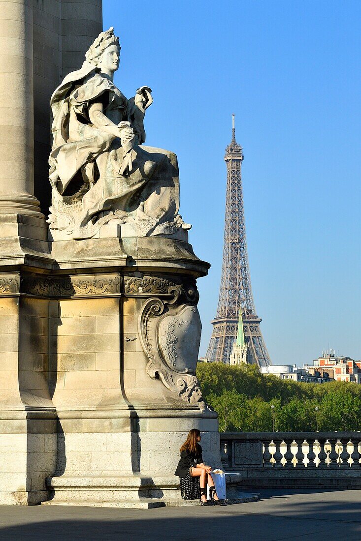 Frankreich, Paris, von der UNESCO zum Weltkulturerbe erklärtes Gebiet, im Hintergrund die Brücke Alexander III. und der Eiffelturm