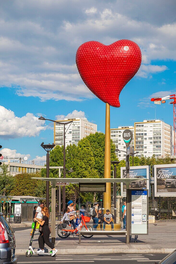 Frankreich, Paris, Clignancourt Tor, rotes Herz von Joana Vasconcelos