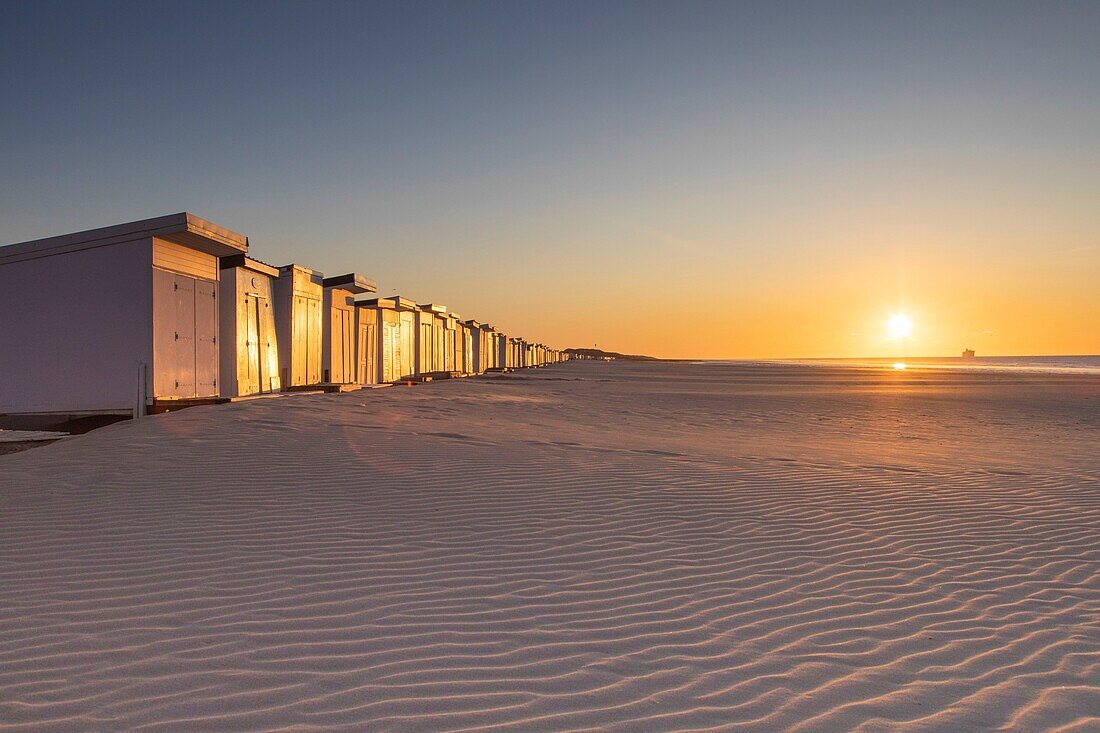 Frankreich, Pas de Calais, Calais, Strandhütten, auch Hütten genannt, bei Sonnenuntergang