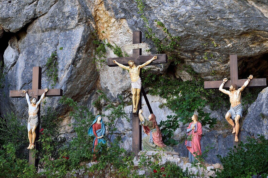 Frankreich, Var, Plan d'Aups Sainte Baume, Sainte Baume-Massiv, Kalvarienberg vor dem Höhlenheiligtum Sainte Marie-Madeleine (St. Maria Magdalena)