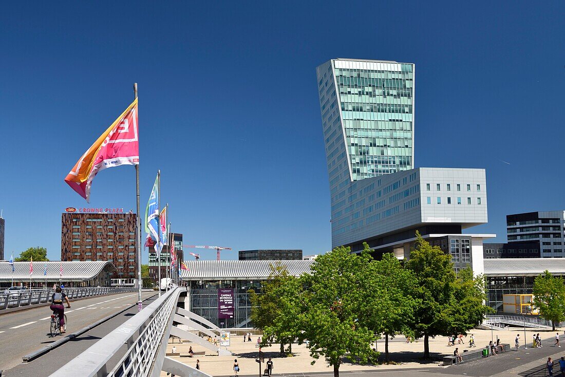 Frankreich, Nord, Lille, Esplanade Place François Mitterrand mit dem Geschäftsviertel Euralille, zu dem auch der Eurostar-Bahnhof und der TGV-Bahnhof Lille Europe gehören, überragt vom Lille-Turm