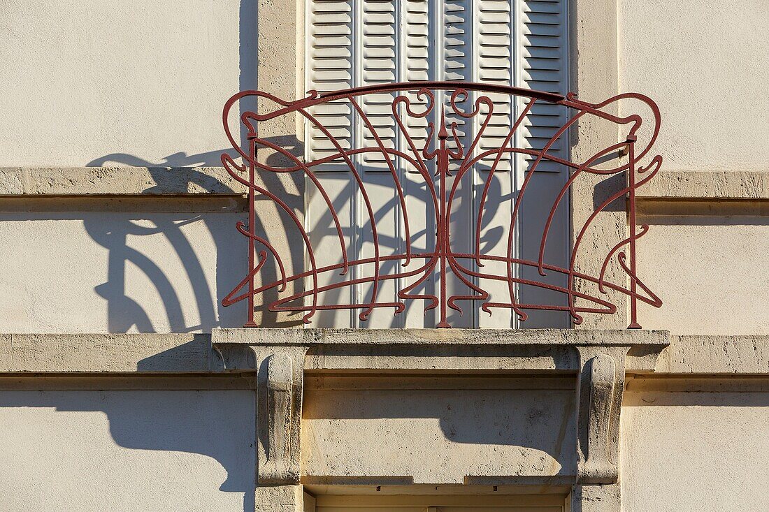 Frankreich, Meurthe et Moselle, Nancy, Detail eines Balkons an der Fassade eines Hauses