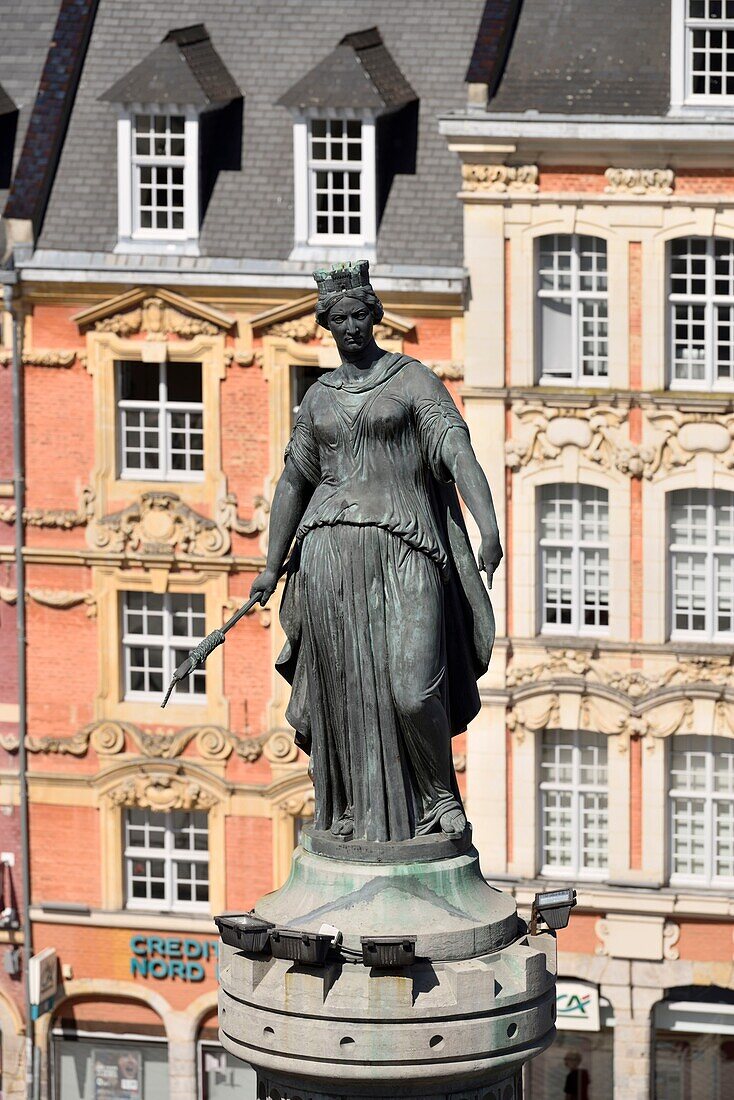 Frankreich, Nord, Lille, Place du General De Gaulle oder Grand Place, 3 goldene Statuen an der Spitze der Fassade des Gebäudes der Voix du Nord, die Flandern, den Hennegau und das Artois darstellen