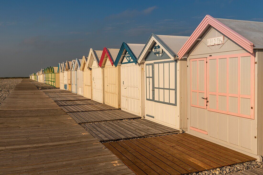 Frankreich, Somme, Cayeux sur Mer, Der Pfad in Cayeux sur Mer ist der längste in Europa, er trägt seine farbenfrohen Strandhütten mit sprechenden Namen auf fast 2 km Länge auf dem Kieselstrand