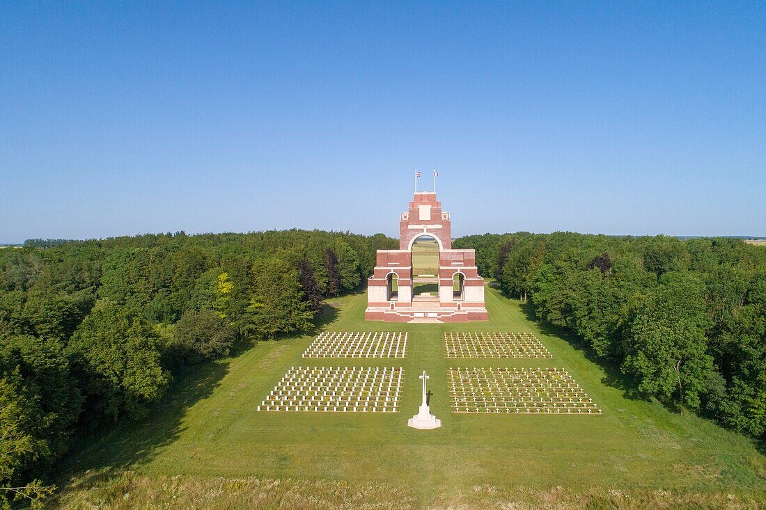 Frankreich, Somme, Thiepval, französisch-britisches Mahnmal zur Erinnerung an die französisch-britische Offensive in der Schlacht an der Somme 1916, französische Gräber im Vordergrund (Luftaufnahme)