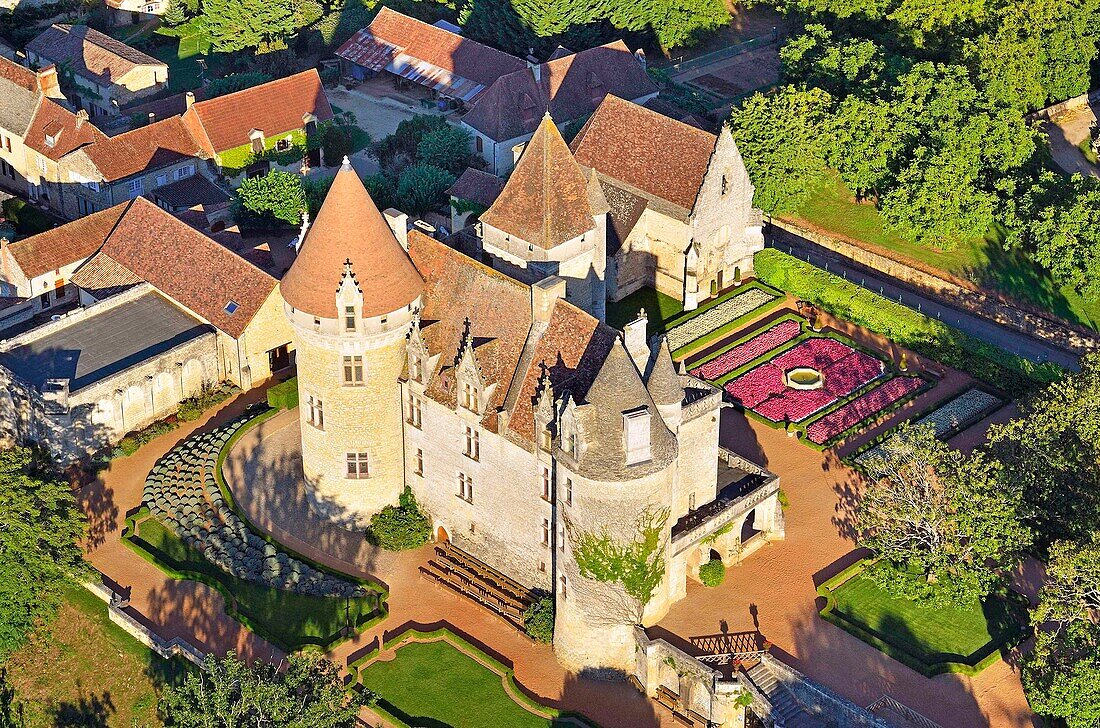 Frankreich, Dordogne, Perigord Noir, Dordogne-Tal, Castelnaud la Chapelle, Chateau des Milandes, ehemaliges Anwesen der französisch-amerikanischen Tänzerin Josephine Baker (Luftaufnahme)