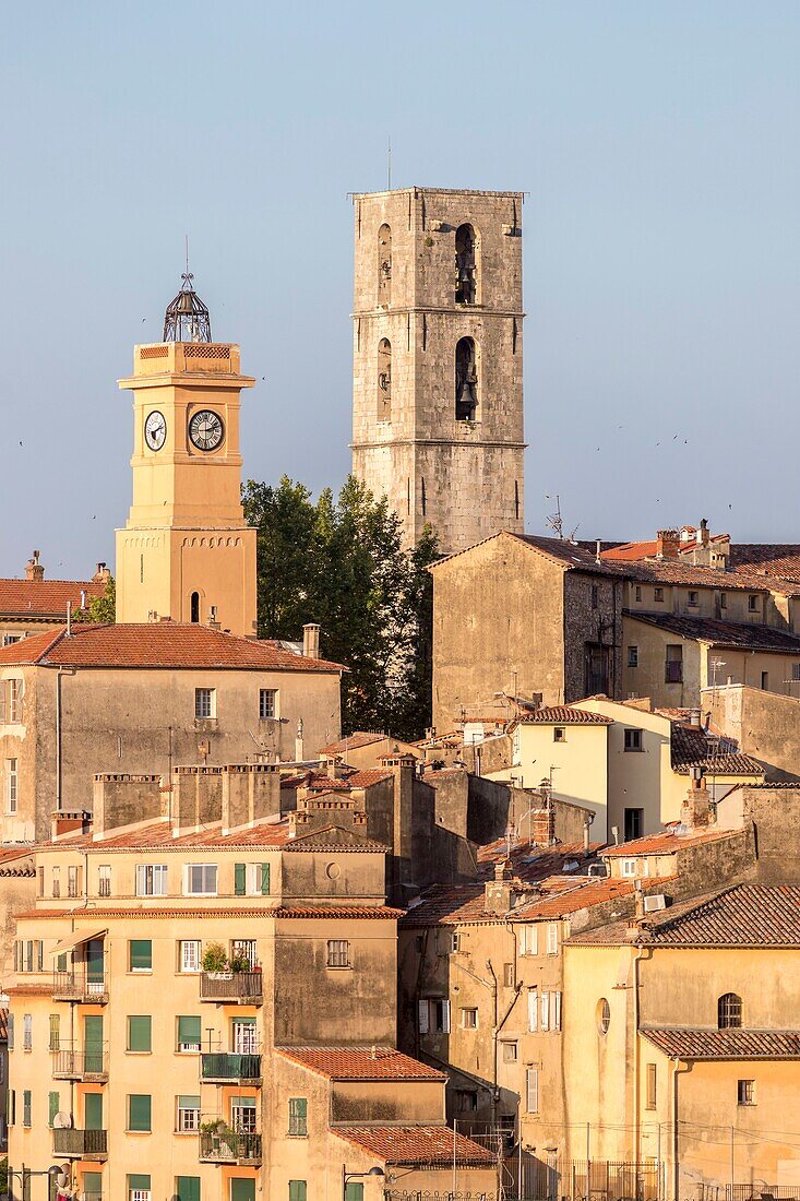 Frankreich, Alpes-Maritimes, Grasse, Kathedrale Notre-Dame du Puy und der Uhrenturm