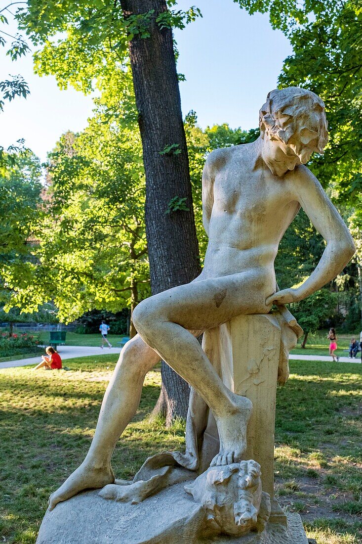 France, Paris, the Parc Monceau, statue\n