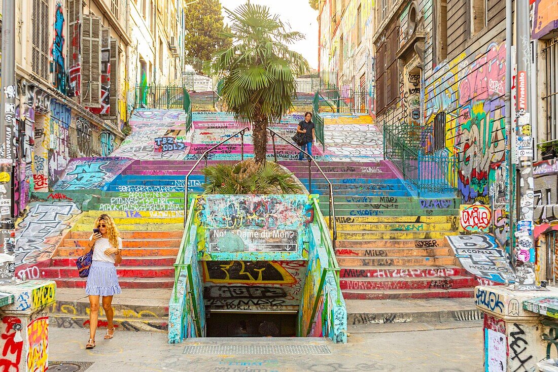 Frankreich, Bouches du Rhone, Marseille, die Treppe des Cours Julien, Street Art mit Tagg und Graffiti